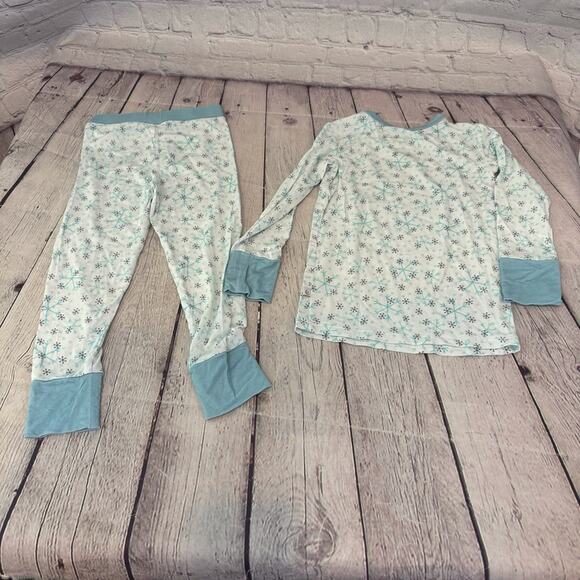 Snuggle Bums Snowflake Pattern Holiday Bamboo Pajama Set - Picture 3 of 3
